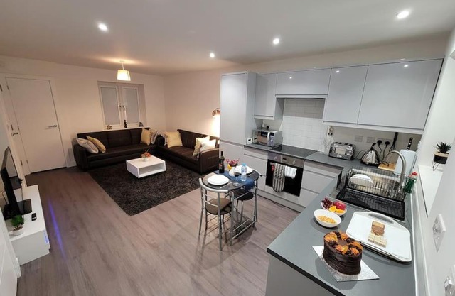 New build home with WI-FI, Smart TV, dedicated office floor, large terrace and Free parking