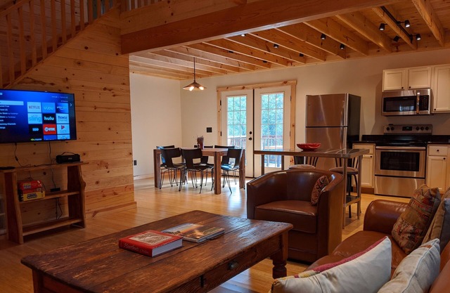 New Cabin on the Rockfish! Healing River Sounds Day and Night! Heart of Nelson!