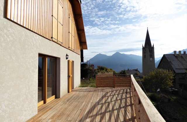 New chalet near Briançon, very bright, overlooking garden