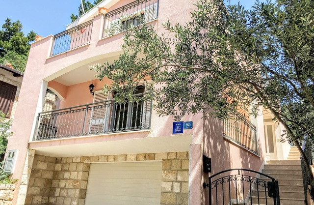 New, Charming & Large 3 Bedroom Seaside House next to Beach