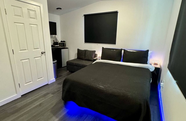 New City Loft Cozy With Backyard Unit C
