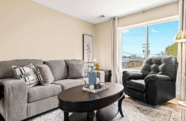 New!Contemporary UpperFlat Near Downtown Roseville