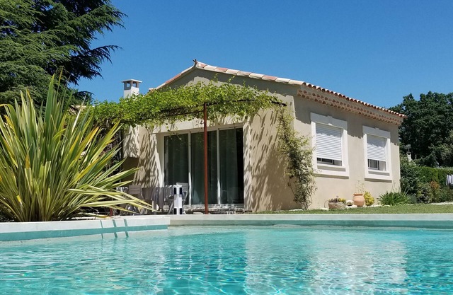 New cottage, with swimming pool facing the Luberon