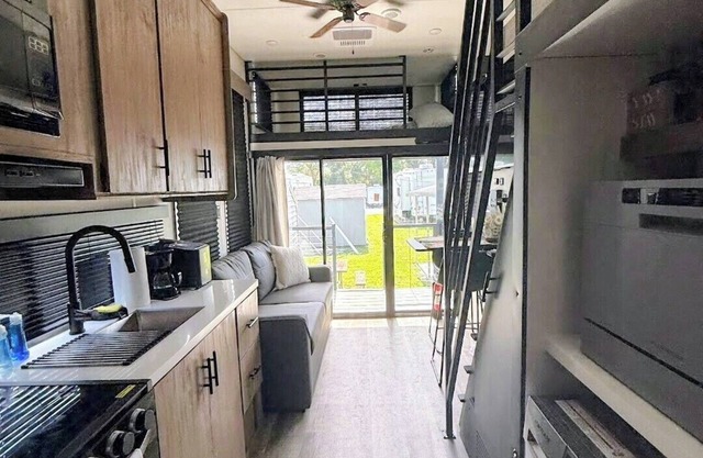 New Cozy 2 bedroom RV 15 minutes from entertainment and wild adventures!