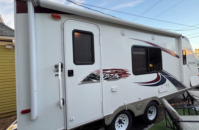 NEW! Cozy RV with WiFi and AC in beautiful Bellingham Camp Style, No Hot Water