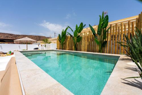 NEW Designer Villa Heated Pool & Sunset Rooftop Airconditioning