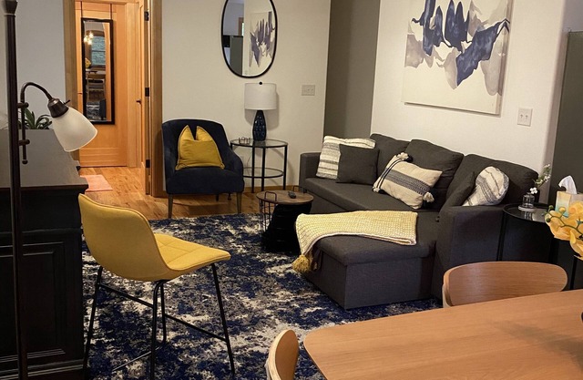 New Downtown 3 Bedroom Upstairs Flat with views