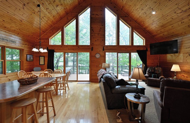 NEW! Family cabin, crystal clear lake. Deck WaterToys 2KingBeds 2 hours from TC