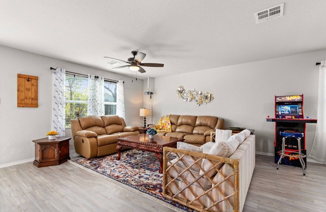 New Fun Games 4BR Spacious House 8 Min to Lackland/AFB/BMT 16 MIN to SeaWorld