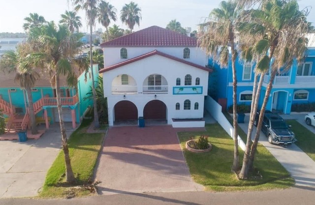 NEW! Fun Retro Island Vibe * Sleeps 17 * Beach 1 block