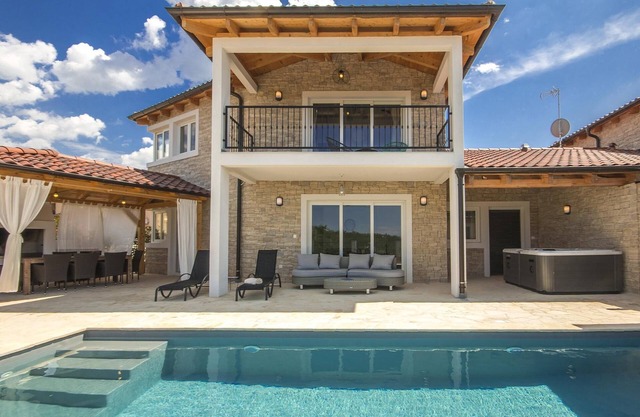 New gorgeus villa with heated swimming pool near Porec