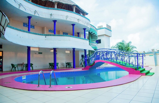 New green Horse Hotel