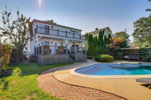 New Haven Gem with Private Pool, Walk to Beach!