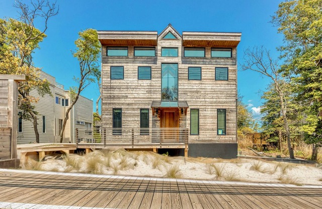 New House: 3 bedrooms with Pool, WiFi, A/C, Bay Views & Rooftop Deck in FI Pines