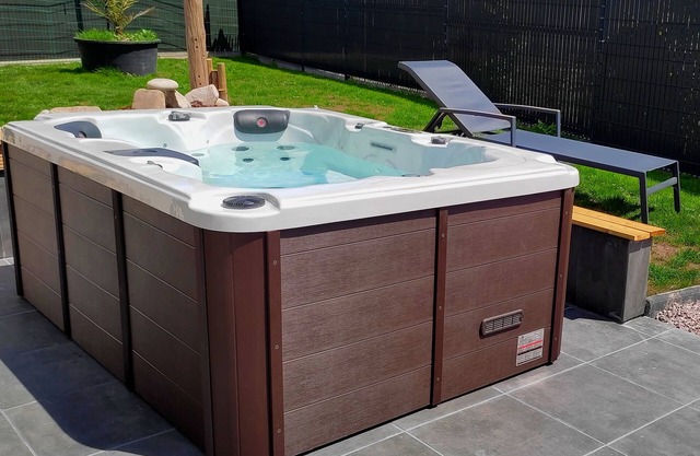 New house for 2/4 people, jacuzzi, 900m from the Sables d'Or beach, free wifi