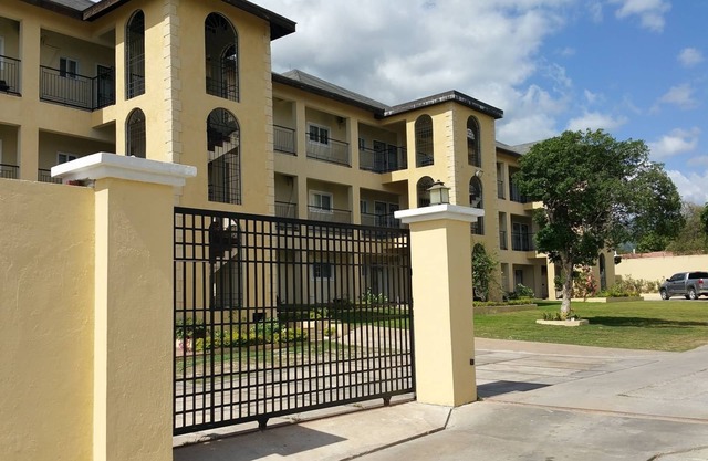 New Kingston Guest Apartment at Donhead