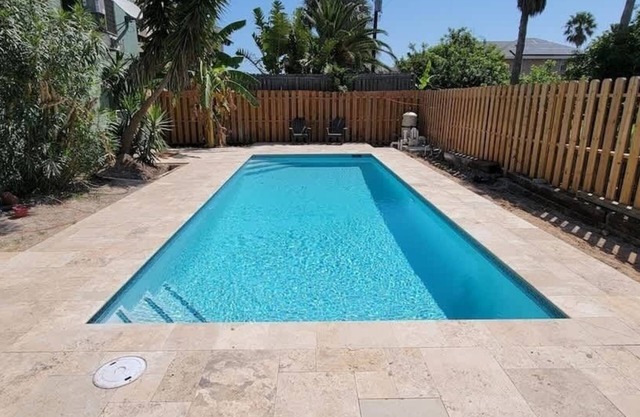 NEW! Large 3 bedr * Bay Views * Pool * Great Deck