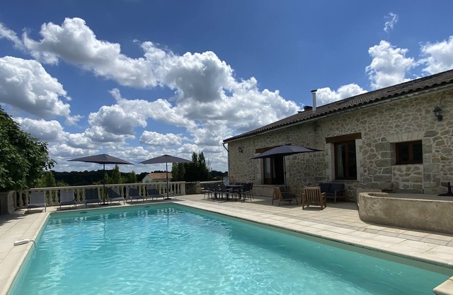 NEW LISTING!! Beautiful house with heated pool and stunning uninterrupted views