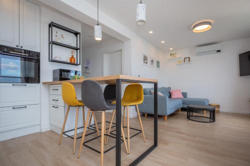 NEW LILI Apartment - Cosy Sea View Apartment with Free Parking