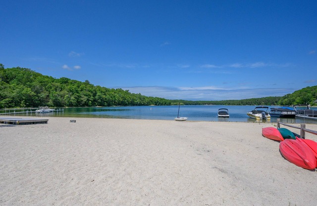 NEW LISTING PRICED TO RENT! WALK TO PETERS POND BEACH ASSOCIATION 3BD