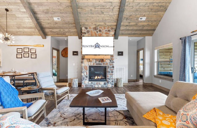 New Log Cabin, Free Local Attraction Tickets Daily, Ozark Views, Cmty Amenities!