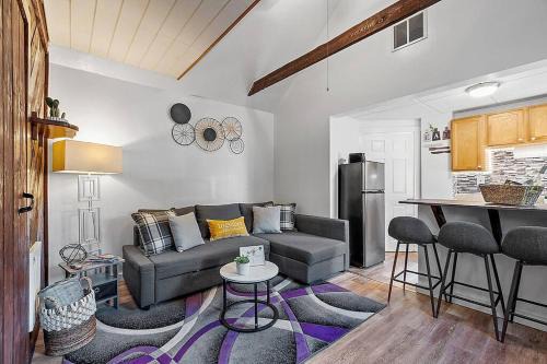 NEW! Lovely unit w/PRIVATE Hot Tub and patio!