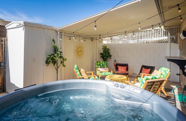 New! Luxe, 3 King Beds, Hot Tub, Walk to Old Town! Views of Camelback Mountain!