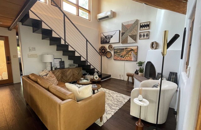 NEW! Luxury! 2 Outdoor Courtyards! Walk to the Plaza, Railyard, & Canyon Road!