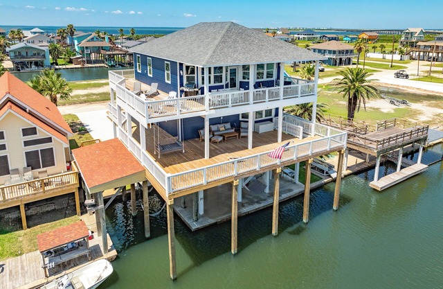 NEW Luxury Waterfront @San Luis Pass 2 Primary Suites, Family Friendly Sleeps 18
