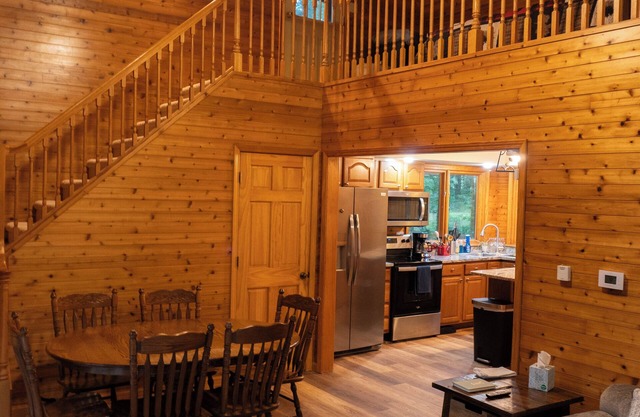 New Minglewood is our Cozy 3-bedroom cabin with WiFi, AC in lovely Irving