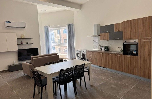 New Modern and Spacious 2B - by HostMT