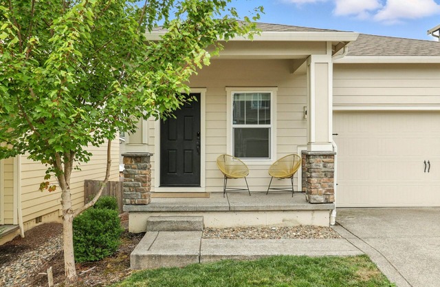 NEW Modern & Comfortable LaCenter home close to Dining & Shopping