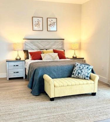 NEW Modern Condo FREE Parking & High Speed Wifi