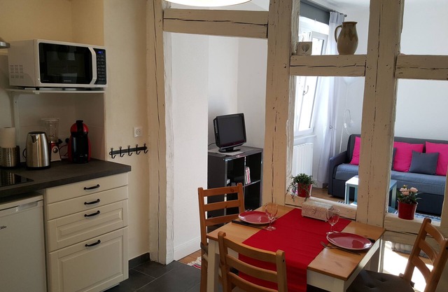 NEW quiet, comfortable & bright 2 rooms appt close to Cathedral