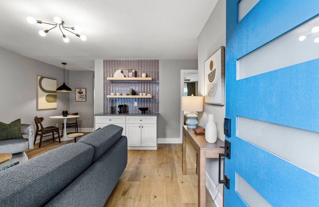 NEW Remodeled Heights Luxury/High End/King Bed/Walk to Trail/Sleeps 4
