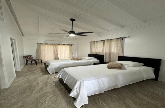 New Remodeled Modern 5 bed Villa Balconies, Ocean Views AC, Generator WIFI