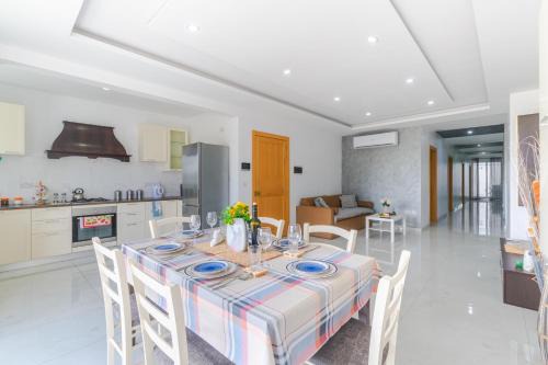 New Spacious Apartment 3 Bdr 2 Bth Bugibba
