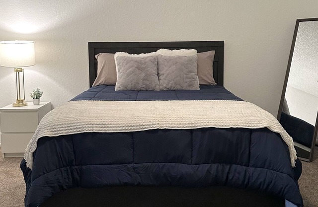 NEW! Spacious apartment w/ AppleTV, Fast Wifi, Gym, Laundry room &Private patio!