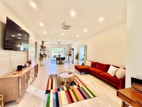 New! St Silas 3-Bdrm, 3 and a half bath Villa approx 8 minutes from pristine beaches and shopping area