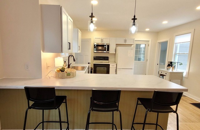 New! Tasteful, fresh 3BR on quiet street in Calumet