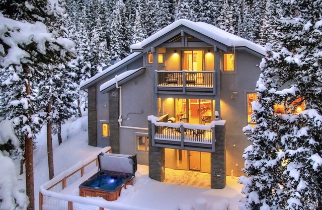 NEW The Hamilton Chalet: Seclusion and Luxury, Private Hot Tub, Incredible Mtn Views