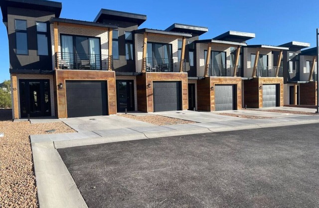 New Town Home-Sleeps 12- Multiple available-#10