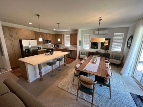 New Tropical Island Ohana near Beach with community Pool Spa Gym PingPong and more