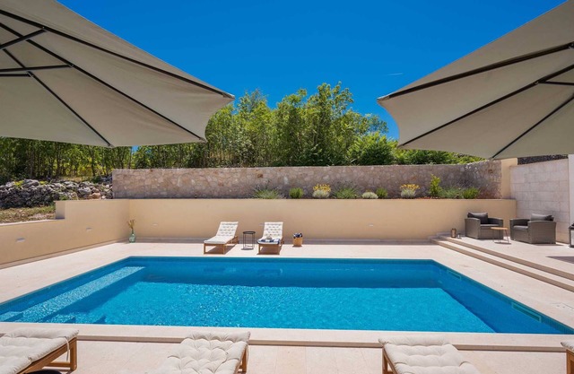 New! Unique Villa Pietra with heated Pool