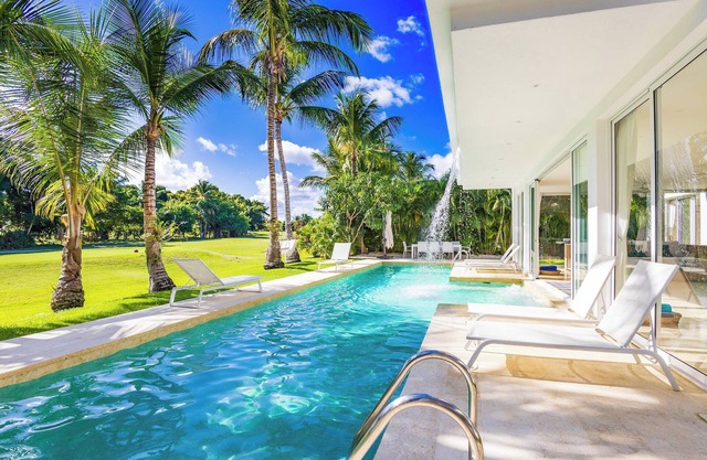 NEW Unique VILLA WATERFALL - PRIVATE POOL, MAID, BBQ. 5-STAR PUNTA CANA VILLA!