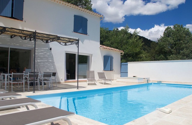 New villa with private pool, 10 persons