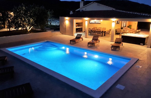 NEW- Villa OLIVE OASIS -the heated pool & jacuzzi -family friendly