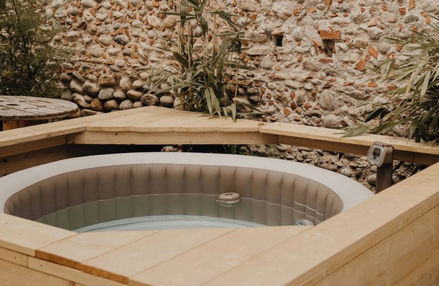 New villa with swimming pool, jacuzzi, garden, air conditioning