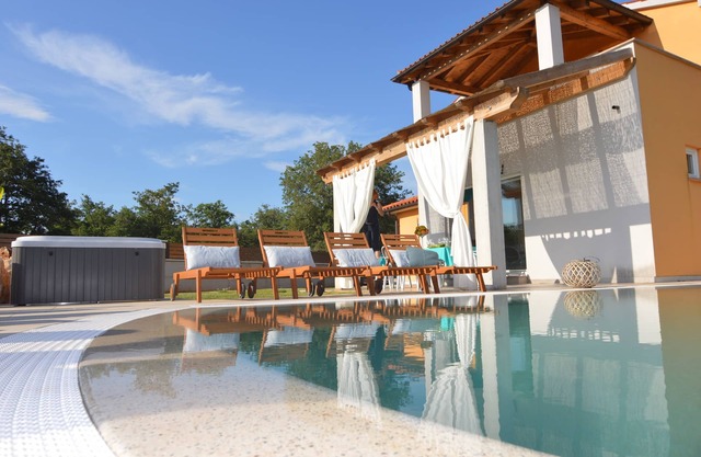 New villa with pool and whirlpool on the outskirts of the city of Poreč