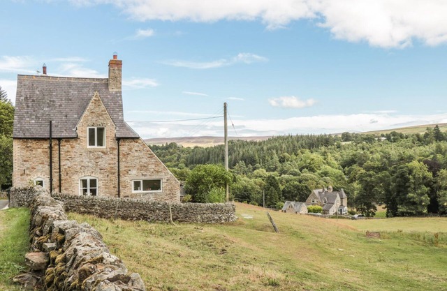 NEWBIGGIN COTTAGE, pet friendly, with open fire in Blanchland